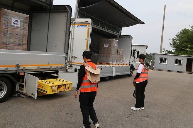‘차량탑재형 접이식 지게차’가 작게 접힌 후 트럭 하부에 탑재되는 모습.[한국철도기술연구원 제공]