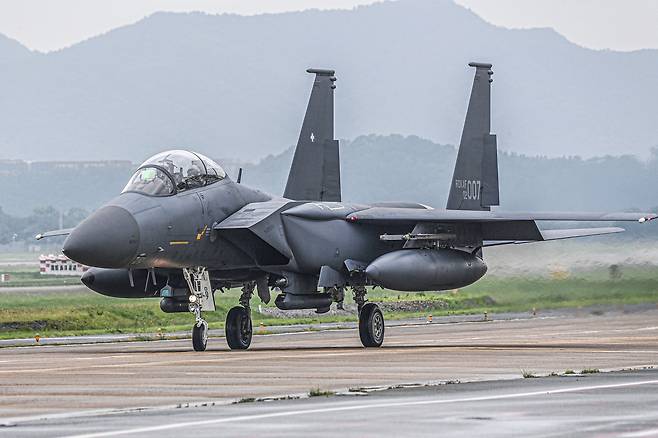 공군 제11전투비행단 F-15K 전투기가 2023년 8월 31일 실무장 사격 출격을 위해 지상활주하고 있다. [공군 제공]