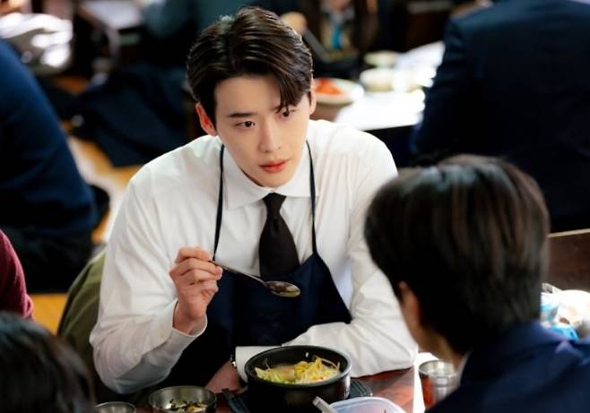 콩나물 국밥을 먹고 있는 드라마 ‘서초동’의 한 장면 [방송 캡처]
