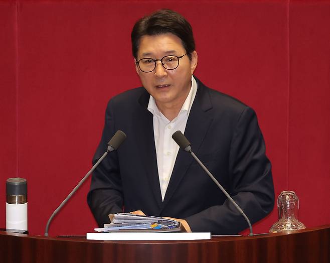 4일 국회 본회의에서 ‘방송3법(방송법·방송문화진흥회법·한국교육방송공사법 개정안)’ 중 방송법 일부개정법률안이 상정되자 신동욱 국민의힘 의원이 무제한토론(필리버스터)에 나서고 있다. [연합]