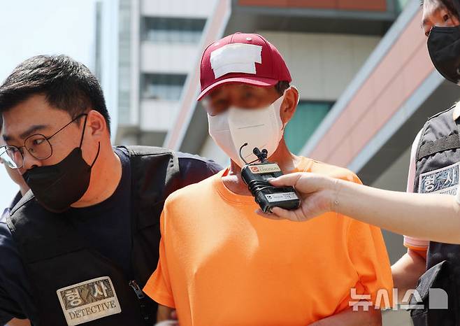 [서울=뉴시스] 김진아 기자 = 서울 구로구 가리봉동에서 동거하던 여성을 살해한 60대 중국인 김모씨가 구속 전 피의자심문(영장실질심사)에 출석하기 위해 2일 서울 금천경찰서를 나서고 있다. 2025.08.02. bluesoda@newsis.com