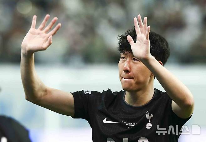 [서울=뉴시스] 김근수 기자 = 토트넘 홋스퍼 손흥민이 3일 오후 서울 마포구 서울월드컵경기장에서 열린 2025 쿠팡플레이시리즈 뉴캐슬 유나이티드와 토트넘 홋스퍼의 경기를 마치고 팬들에게 인사를 하고 있다. 2025.08.03. ks@newsis.com