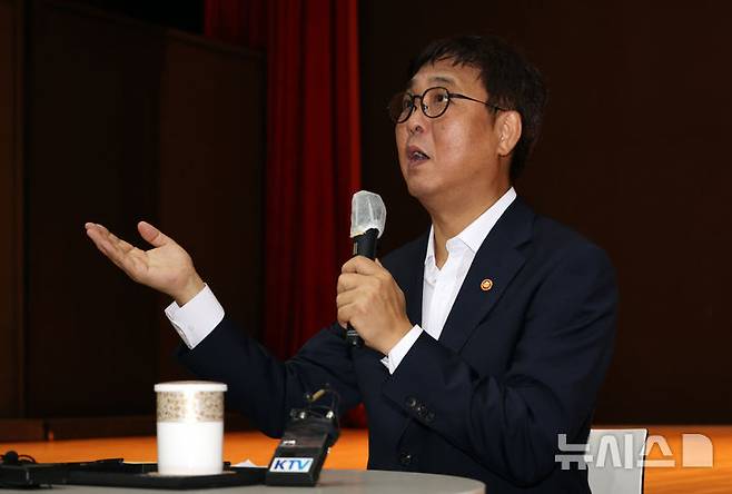 [세종=뉴시스] 강종민 기자 = 최휘영 문화체육관광부 장관이 31일 세종시 정부세종청사에서 취임식 후 직원들과 대화하고 있다. 2025.07.31. ppkjm@newsis.com