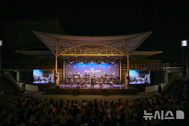 [서울=뉴시스]국립국악원 창작악단 공연 장면. (사진=국립국악원 제공)