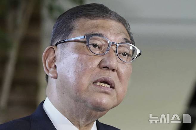 [도쿄=AP/뉴시스]이시바 시게루(石破茂) 일본 총리는 4일 미일 관세 합의문이 없는 점을 문제 삼는 야당 측에게 "문서를 만들면 관세 인하가 늦어질까 두려웠다"고 주장했다. 사진은 이시바 총리가 지난달 23일 도쿄 총리 관저에서 기자들에게 발언하고 있는 모습. 2025.08.04.