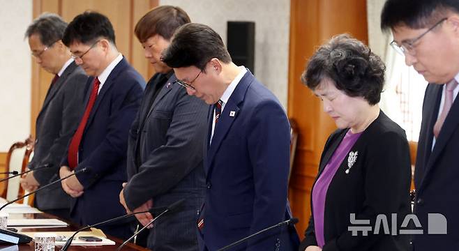 [서울=뉴시스] 추상철 기자 = 김민석 국무총리가 4일 오후 서울 종로구 정부서울청사에서 '이태원 참사 추모위원회' 시작에 앞서 묵념을 하고 있다. 2025.08.04. scchoo@newsis.com