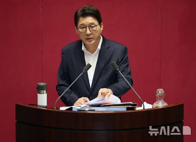 [서울=뉴시스] 김금보 기자 = 신동욱 국민의힘 의원이 4일 오후 서울 여의도 국회에서 열린 제427회국회(임시회) 제3차 본회의에서 방송3법 반대 필리버스터(무제한토론)를 하고 있다. 2025.08.04. kgb@newsis.com