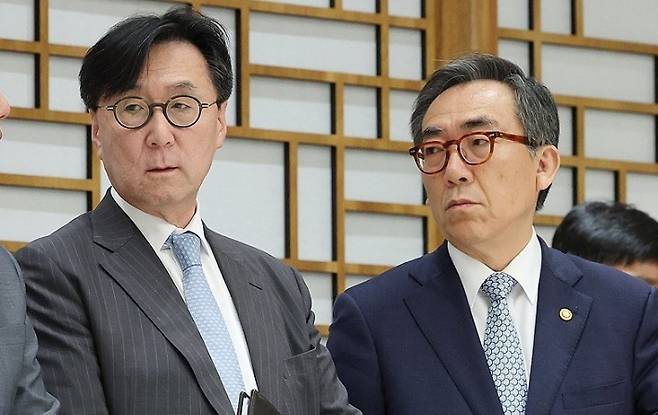 오른쪽부터 조태열 前외교장관·장호진 前안보실장. 연합뉴스