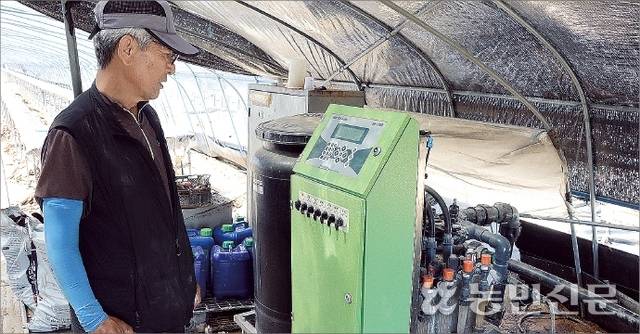 경남 산청군 단성면 입석리의 딸기농가 이상옥씨가 침수로 고장난 양액기를 살펴보고 있다.