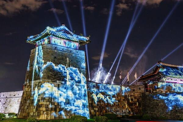 지난해 ‘2024 국가유산 미디어아트’ 수원화성의 모습. 수원시