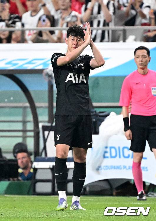 [OSEN=서울월드컵경기장, 이대선 기자] 3일 오후 서울월드컵경기장에서 쿠팡플레이 시리즈 2025&nbsp;2경기, 토트넘 홋스퍼 FC와 뉴캐슬 유나이티드 FC의 프리시즌 친선경기가 열렸다.토트넘 손흥민의 고별전이자 양민혁과 뉴캐슬 박승수의 맞대결로 주목받는 이번 경기는 단순한 프리시즌 친선경기가 아닌, 전설의 마지막, 신예의 등장 교차점이라는 특별한 의미가 더해진다.후반 교체된 토트넘 홋스퍼 손흥민이 눈물을 흘리고 있다. 2025.08.03 /sunday@osen.co.kr