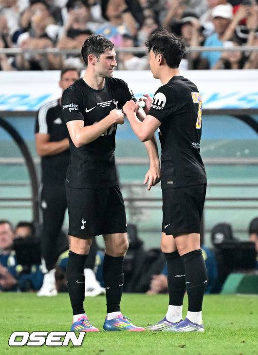 [OSEN=서울월드컵경기장, 이대선 기자] 3일 오후 서울월드컵경기장에서 쿠팡플레이 시리즈 2025&nbsp;2경기, 토트넘 홋스퍼 FC와 뉴캐슬 유나이티드 FC의 프리시즌 친선경기가 열렸다.토트넘 손흥민의 고별전이자 양민혁과 뉴캐슬 박승수의 맞대결로 주목받는 이번 경기는 단순한 프리시즌 친선경기가 아닌, 전설의 마지막, 신예의 등장 교차점이라는 특별한 의미가 더해진다.후반 토트넘 홋스퍼 손흥민이 교체되며 벤 데이비스에게 주장 완장을 건네고 있다. 2025.08.03 /sunday@osen.co.kr