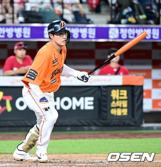 [OSEN=대전, 최규한 기자] 26일 대전 한화생명볼파크에서 ‘2025 신한 SOL Bank KBO리그’ 한화 이글스와 SSG 랜더스의 경기가 열렸다.홈팀 한화는 류현진, 방문팀 SSG는 김광현을 선발로 내세웠다.9회말 무사 선두타자로 나선 한화 채은성이 오른쪽 2루타를 날리고 있다. 2025.07.26 / dreamer@osen.co.kr