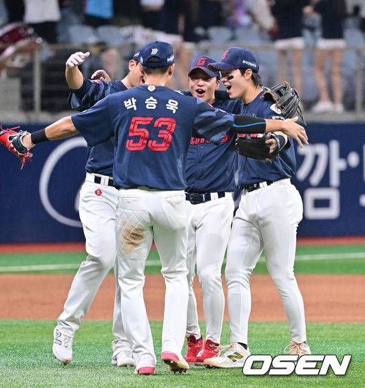 [OSEN=고척, 박준형 기자] 프로야구 롯데 자이언츠가 짜릿한 역전승으로 주말 3연전 1승 1패 균형을 맞췄다. 키움 히어로즈 김윤하는 16연패 탈출까지 아웃카운트 하나만 남겨뒀지만 팀이 충격적인 역전패를 당하고 말았다.롯데는 2일 서울 고척스카이돔에서 열린 ‘2025 신한은행 SOL Bank KBO리그’ 키움과의 경기에서 3-2 역전승을 거뒀다. 이날 승리로 주말 3연전 1승 1패 균형을 맞추는데 성공했다.&nbsp;경기종료 후 롯데 선수들이 승리의 기쁨을 나누고 있다. 2025.08.02 / soul1014@osen.co.kr