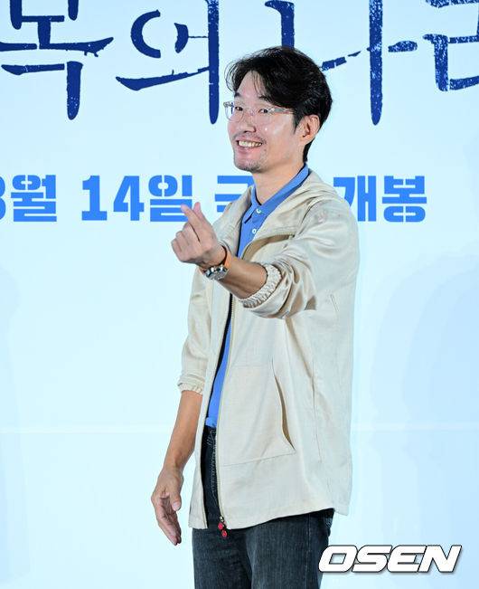 [OSEN=지형준 기자] 22일 오전 서울 광진구 자양동 롯데시네마 건대입구에서 영화 ‘행복의 나라’ 제작보고회가 열렸다.'행복의 나라'는&nbsp;1979년 10월 26일, 상관의&nbsp;명령에&nbsp;의해 대통령 암살 사건에 연루된 박태주(이선균 분)와 그의&nbsp;변호를 맡으며 대한민국 최악의&nbsp;정치 재판에 뛰어든 변호사 정인후(조정석 분)의&nbsp;이야기를 그린 영화다. 배우 송영규가 포토타임을 하고 있다. 2024.07.22 / jpnews@osen.co.kr