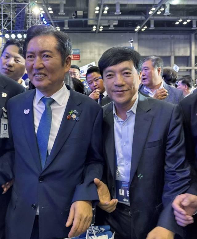 ▲정청래 더불어민주당 당대표 시대가 활짝 열리며 정 대표를 적극 지지해온 이성윤 전북의원(전주을)의 향후 전북몫 확보를 위한 당내 '가교역할론'에 대한 기대감이 증폭되고 있다. ⓒ이성윤 의원 페이스북