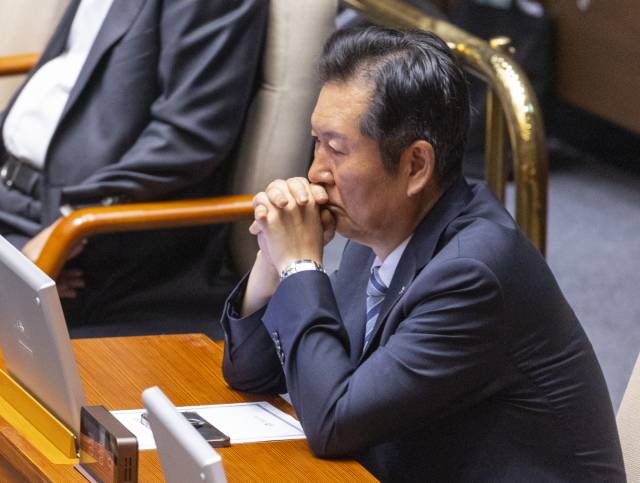 ▲더불어민주당 정청래 대표가 4일 국회에서 열린 본회의에 참석해 회의 진행을 지켜보다 생각에 잠겨 있다. ⓒ연합뉴스