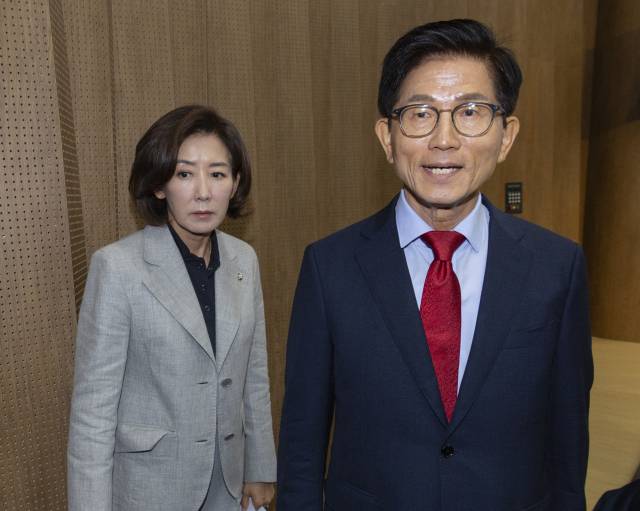 ▲국민의힘 당 대표 선거에 출마한 김문수 후보가 31일 국회 소통관에서 비전·공약 발표를 마친 뒤 이동하고 있다. 김 후보는 나 의원의 기자회견장 예약과 안내로 국회 소통관에서 기자회견을 가졌다. ⓒ연합뉴스