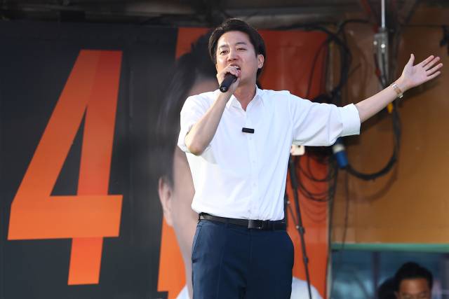 ▲개혁신당 이준석 대선후보가 1일 저녁 서울역 앞 광장에서 유권자들에게 지지를 호소하고 있다. ⓒ연합뉴스