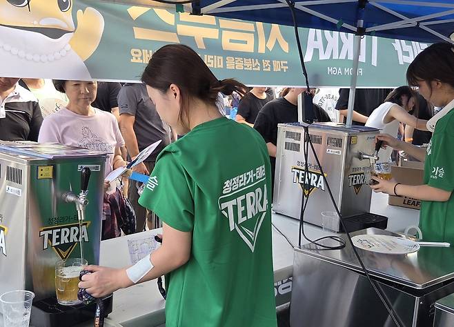 지난달 30일&nbsp;‘홍천강 별빛음악 맥주축제’ 전야제에서 아르바이트생들이 방문객들에게&nbsp;생맥주를 나눠주고 있다.&nbsp;배상철 기자