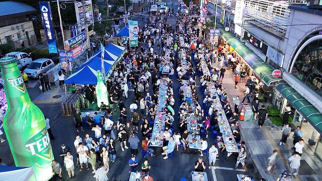 지난달 30일 홍천&nbsp;꽃뫼공원 앞 대로변에서 열린 ‘홍천강 별빛음악 맥주축제’ 전야제 모습. 홍천군 제공
