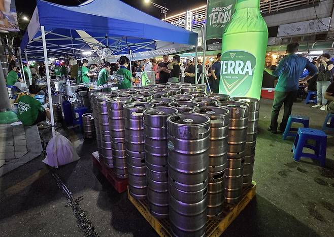 지난달 30일&nbsp;‘홍천강 별빛음악 맥주축제’ 전야제에 사용될 생맥주가 쌓여 있다. 배상철 기자