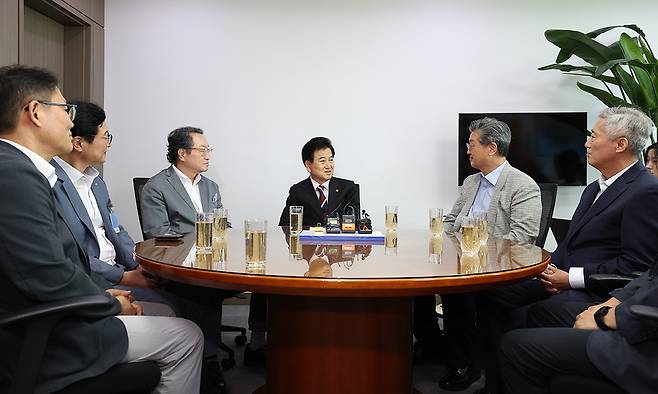 정동영 통일부 장관이 4일 서울 여의도 국회의원회관에서 남북협력민간단체협의회 회장단과 만나 면담하고 있다. 통일부 제공