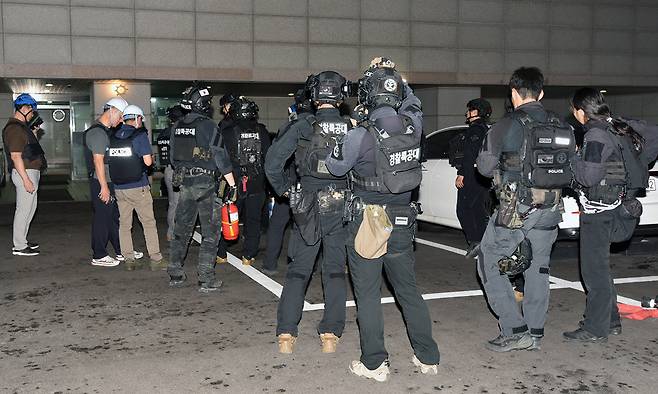 지난 7월 21일 인천 송도국제도시 아파트에서 60대 남성이 아들을 사제총기로 살해한 뒤 체포됐다. 경찰이 21일 집에 폭발물을 설치했다는 피의자 진술을 토대로 서울 도봉구 피의자 자택을 수색하고 있다. 서울소방재난본부 제공