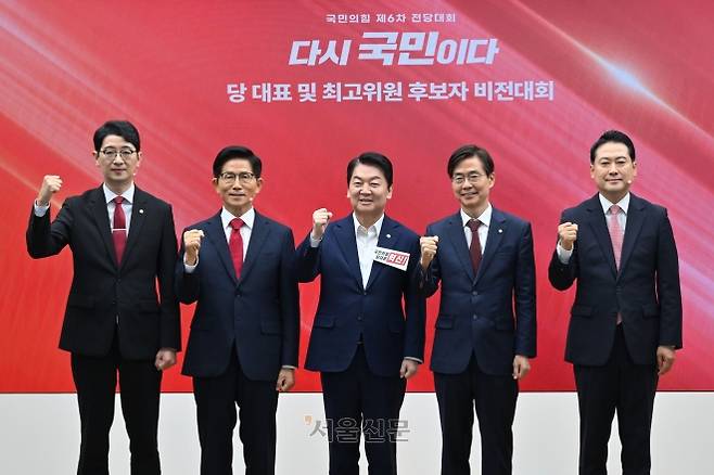3일 서울 여의도 중앙당사에서 열린 국민의힘 8·22 전당대회 후보자 비전 발표에 앞서 당대표 후보자들이 기념촬영을 하고 있다. 왼쪽부터 주진우 의원, 김문수 전 고용노동부 장관, 안철수·조경태·장동혁 의원. 홍윤기 기자