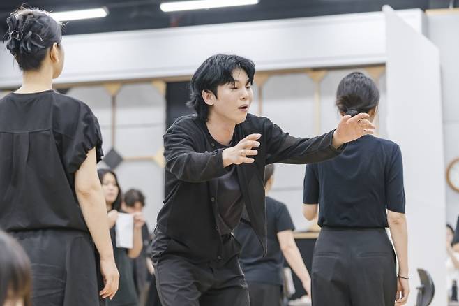 지난달 30일 서울 국립극장 연습실에서 심봉사 역할을 맡은 김준수(가운데)가 열연을 하고 있다. 국립창극단 신작 ‘심청’은 판소리 ‘심청가’를 해체하고 재해석해 심청과 심봉사의 관계를 새롭게 들여다본다.  국립극장 제공