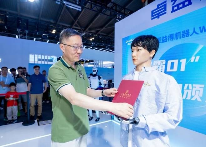 중국 최초 박사과정 입학한 휴머노이드 로봇(오른쪽). 상하이희극학원 홈페이지 캡처