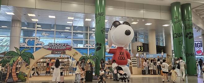 바캉스 시즌에 맞춰 현재 제주공항은 지난달 24일부터 9월 30일까지 제주공항 1층 도착장에 ‘스누피 베케이션 인 제주 팝업스토어’를 운영하고 있다. 제주 강동삼 기자