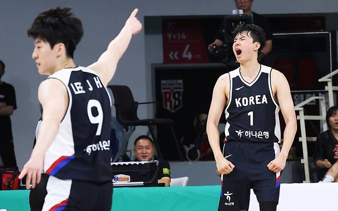한국 남자농구 국가대표 이현중이 지난달 13일 안양 정관장아레나에서 열린 2025 평가전 일본과의 홈 경기에서 득점한 뒤 포효하고 있다. 연합뉴스