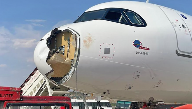 현지시간으로 지난 3일 스페인 마드리드에서 출발해 프랑스 파리로 가던 이베리아 항공 여객기가 조류 충돌로 망가진 채 회항한 모습. 엑스 캡처