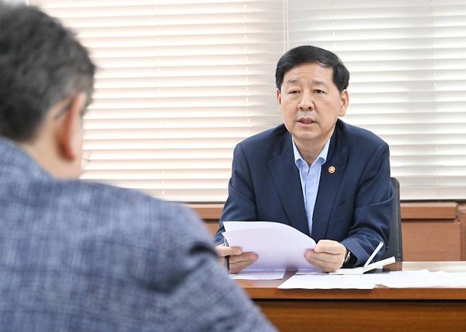 기재부 확대간부회의 주재하는 구윤철 부총리 - 구윤철 부총리 겸 기획재정부 장관이 4일 정부서울청사에서 화상으로 열린 기재부 확대간부회의를 주재하고 있다. 2025. 8. 4. 기획재정부 제공
