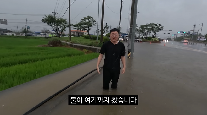 충북 충주시 공식 유튜브에 지난달 29일 올라온 ‘호우, 이대로 좋은가?’ 영상에서 충주맨이 폭우 비해 현장에 도착해 도롯가에 물이 무릎 아래까지 차오른 상황을 전하고 있다. 유튜브 채널 ‘충주시 ’캡처