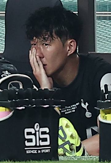 토트넘 손흥민이 3일 쿠팡플레이 시리즈 뉴캐슬전에서 후반 교체돼나간 뒤 벤치에서 눈물을 보이고 있다. 연합뉴스