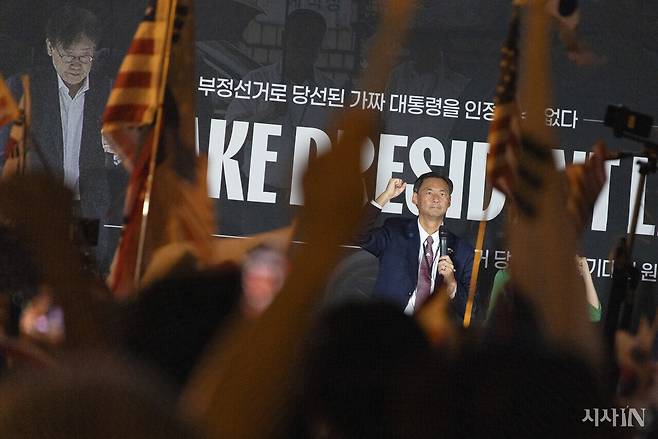 7월18일 이재명 대통령의 당선 무효를 주장하는 서울역 광장 집회에 연사로 나선 모스 탄 씨.ⓒ시사IN 이명익