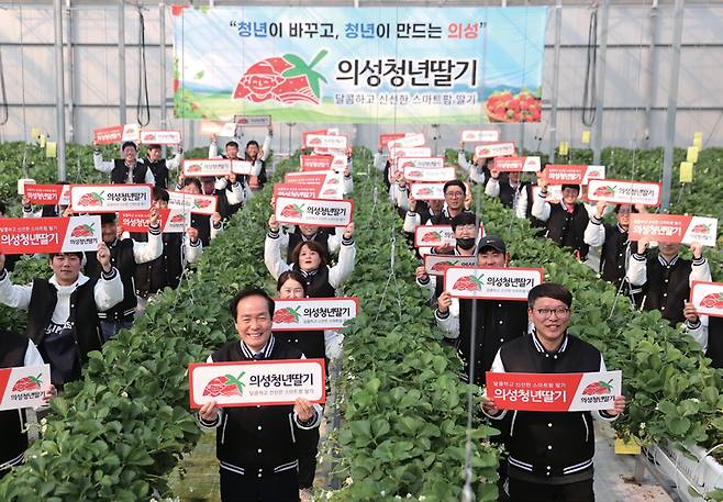 김주수 군수가 의성군 안계면 시안리 스마트팜 교육현장을 방문해 교육생들과 기념촬영을 하고 있다. ⓒ의성군 제공