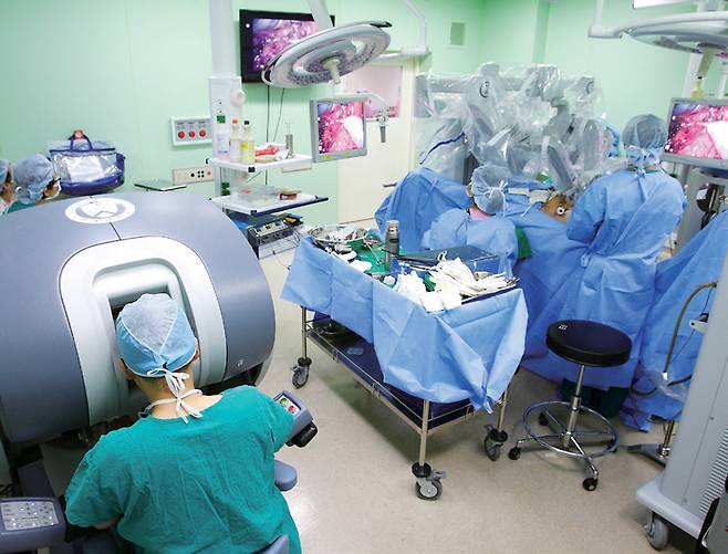 연세대학교 의료원 의료진이 전립선암 로봇 수술을 하는 모습 ⓒ시사저널 임준선