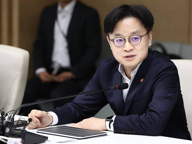 김정관 산업통상자원부 장관이 4일 서울 중구 대한상공회의소에서 열린 '대미 통상 전략 라운드 테이블'에서 모두발언하고 있다. ⓒ연합뉴스