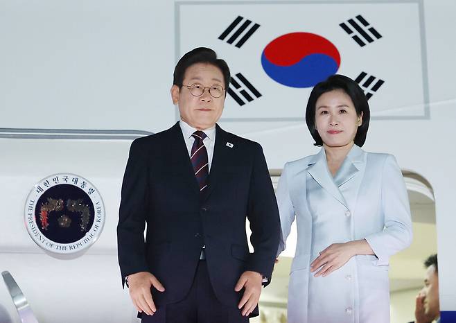 이재명 대통령과 김혜경 여사가 6월19일 51차 주요 7개국(G7) 정상회의 일정을 마친 뒤 성남 서울공항에 도착해 공군 1호기에서 내리고 있다. ⓒ연합뉴스