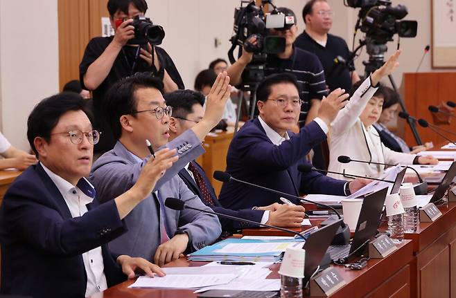 지난 1일 서울 여의도 국회에서 열린 법제사법위원회 전체회의에서 국민의힘 간사 박형수 의원, 곽규택, 송석준, 조배숙 의원이 상법 일부개정법률안 관련 토론신청을 하고 있다. ⓒ 연합뉴스