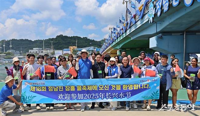 전남&nbsp;장흥군은&nbsp;지난 3일 막을 내린 제18회 정남진 장흥 물축제에 외국인 주민과 중국 유학생이 축제장을 찾아 축제의 열기를 더했다고 4일 밝혔다. 사진제공=장흥군