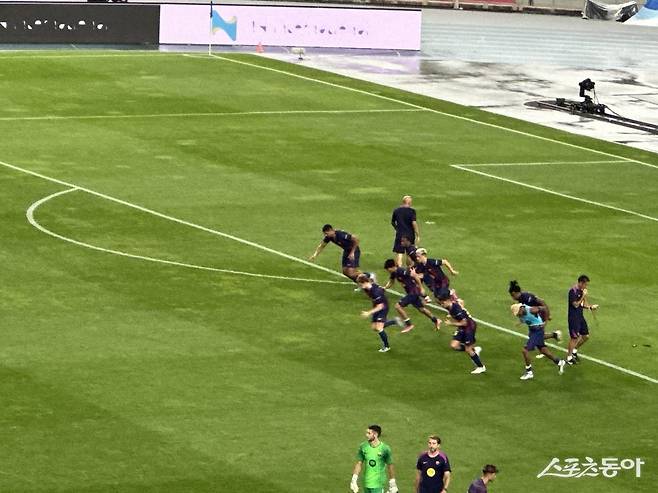 4일 대구스타디움에서 열린 ‘아시아투어 에디션’ 친선경기 하프타임에는, 이례적으로 선발로 출전한 다수의 선수들이 경기장에 그대로 남아 쿨다운 러닝을 진행하는 장면이 포착됐다. 곧장 새벽에 출국하기 위해 경기가 끝난 뒤 곧장 이동해야 하는 빠듯한 일정 때문이다. 대구｜백현기 기자 hkbaek@donga.com