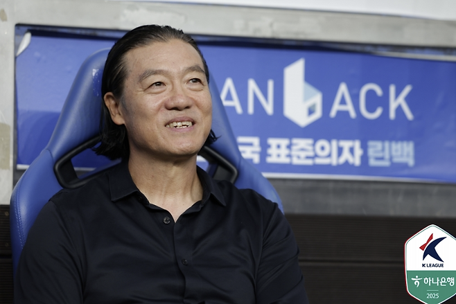 김판곤 울산 감독이 지난 2일 그라운드를 바라보고 있다. 프로축구연맹 제공