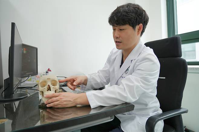분당제생병원 신경외과 김현곤 과장이 환자에게 설명하고 있다
