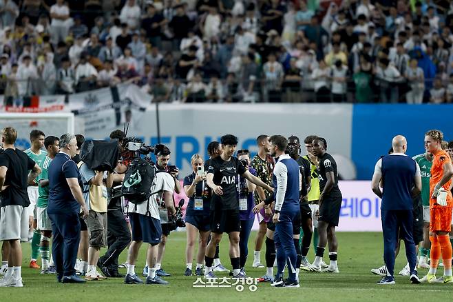토트넘 훗스퍼 손흥민이 3일 서울월드컵경기장에서 열린 뉴캐슬 유나이티드와의 쿠팡플레이 친선경기를 마치고 동료들과 인사하고 있다. 2025.08.03 문재원 기자