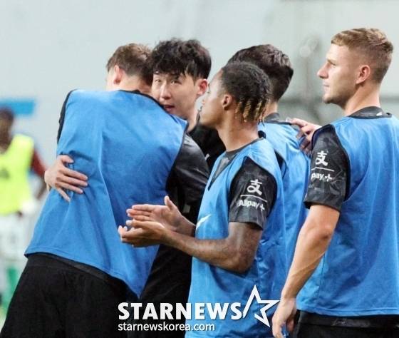 손흥민(가운데)이 3일 오후 8시 서울월드컵경기장에서 열린 토트넘 대 뉴캐슬과 '2025 쿠팡플레이 시리즈' 2경기에서 후반 교체된 후 눈물을 보이고 있다. /사진=강영조 선임 기자