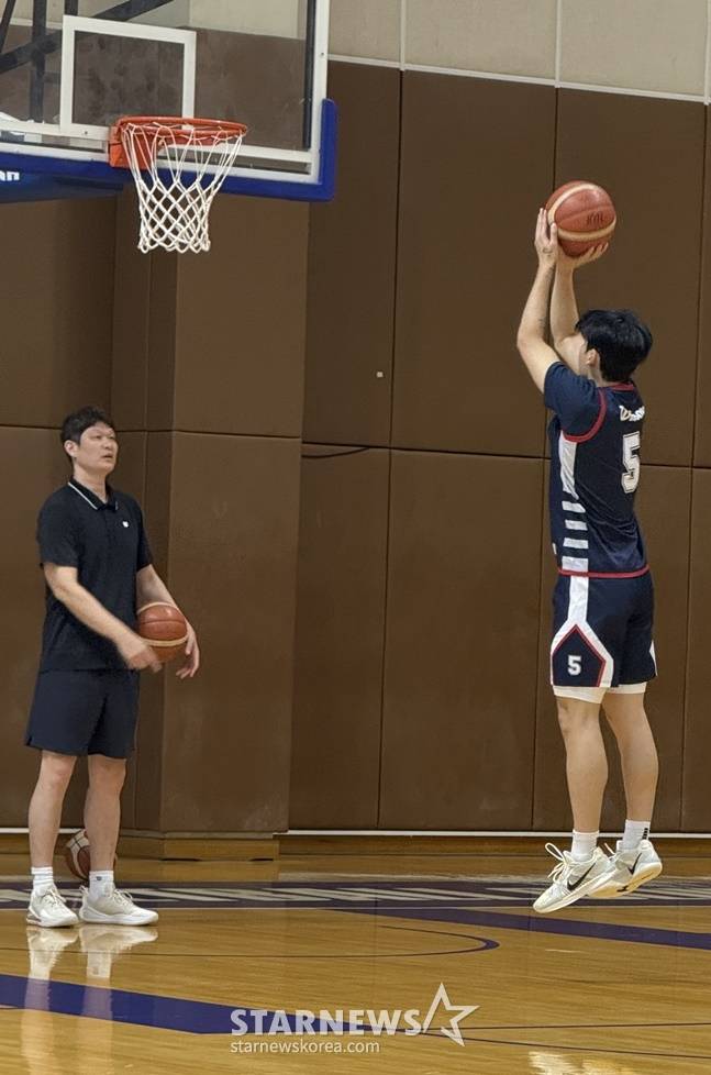 KCC 김동현(오른쪽)이 이규섭 코치와 함께 슈팅 연습을 하고 있다. /사진=양정웅 기자